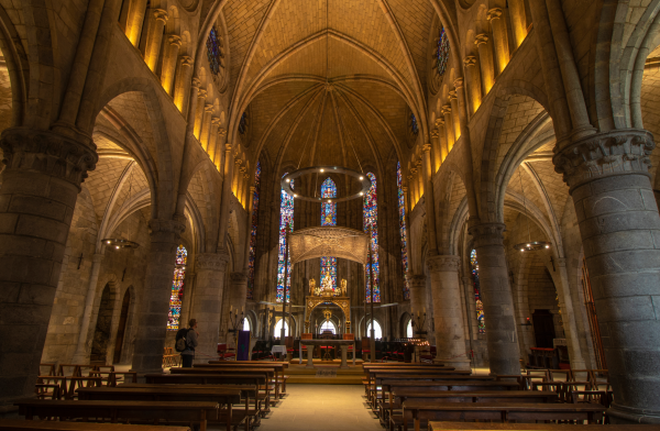 Presbiterio con vidrieras y Virgen de Roncesvalles